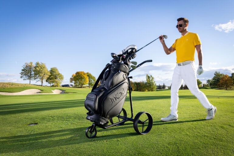 JuCad Trolley  mit Golfbag auf dem Golfplatz