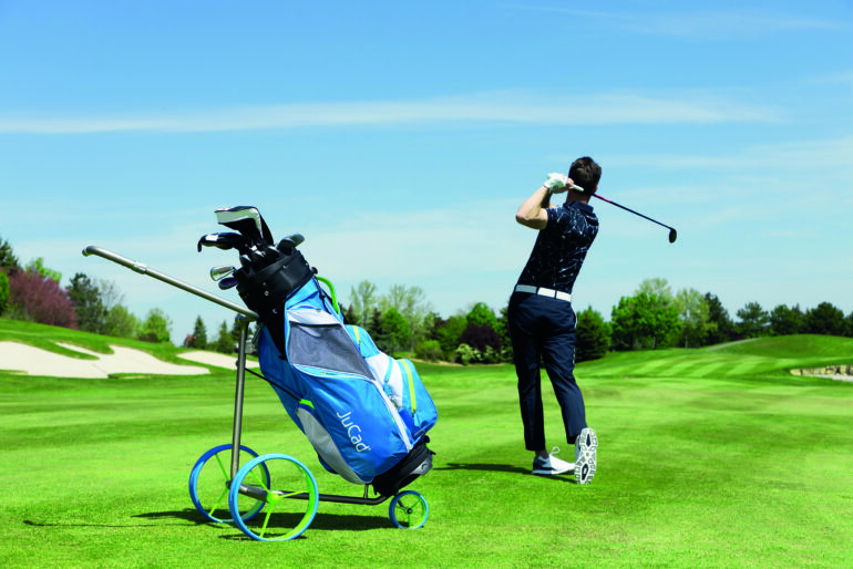 JuCad Trolley in Blau mit Golfbag auf dem Golfplatz