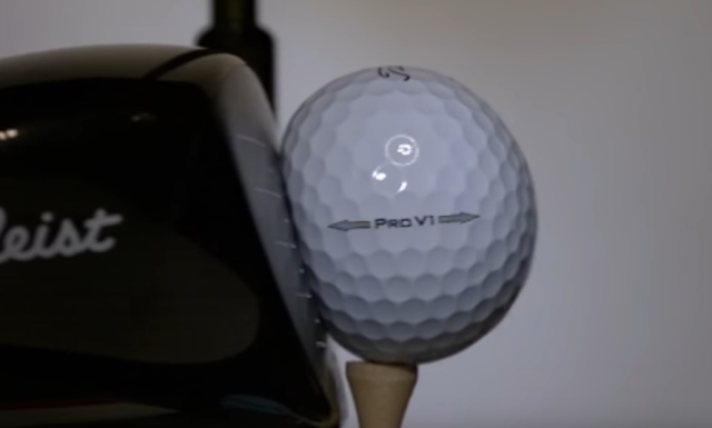 Kompression eines Golfballs mit dem Driver