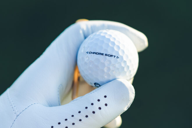 Callaway Chrome Soft Golfball in einer Hand