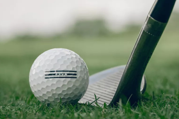 Titleist AVX Golfball 2024 mit einem Wedge