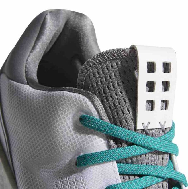 Die Zunge des Adidas Crossknit DPR Low Am Limited Edition  ziert ein Fensterscheiben-Tab