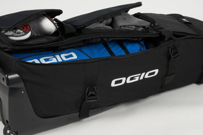 Ogio Alpha Travel Cover Max mit geöffneten Außentaschen