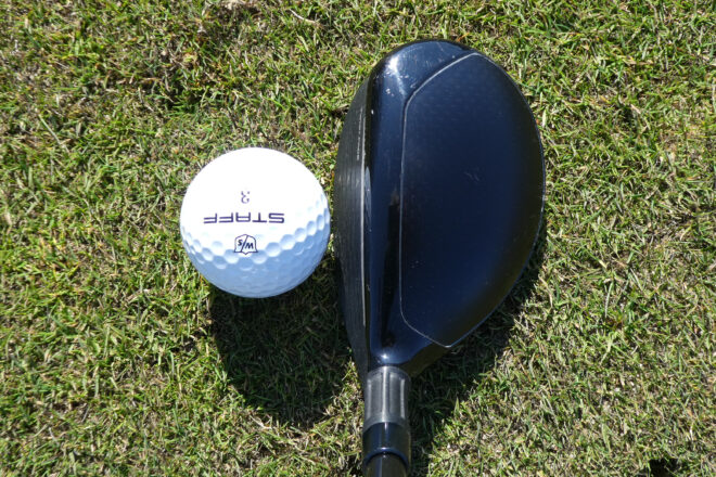 TaylorMade - Stealth Golf-Hybrid mit Golfball