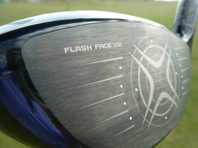 …dem Flash Face Golfschlägerblatt viel Power auf den Ball