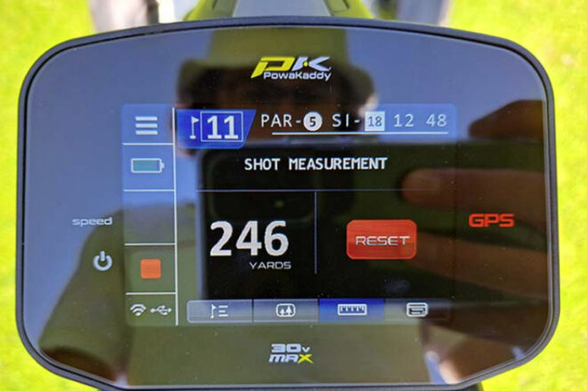 Display des PowaKaddy CT8 GPS mit dem Ergebniss einer Schlaglängenmessung