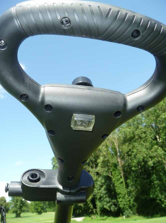 Test E-Golf Trolley - Der An-Aus-Schalter ist auf der Unterseite des Griffs