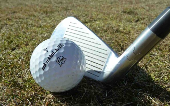 Golfschläger mit Golfball