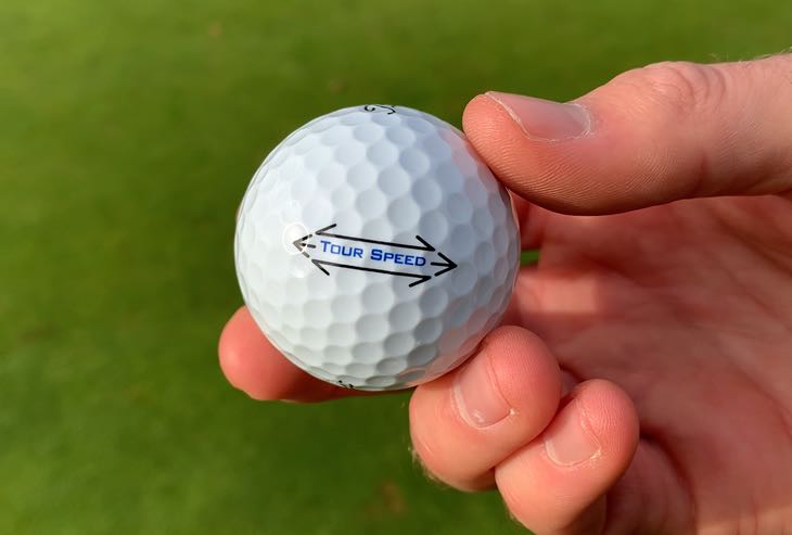 Titleist Golfball: Auffallend und hilfreich - der pfeilartige Aufdruck