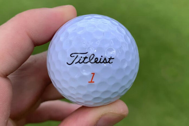 Der Titleist Velocity Golfball hat ein matt-weißes Finish