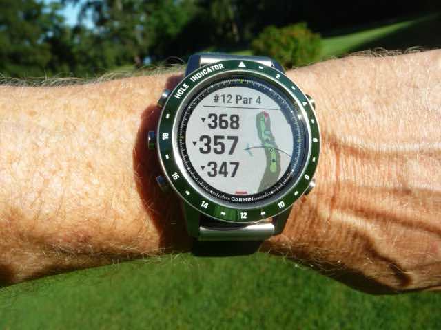 Golf Test GPS-Gerät - So sieht die Standardansicht eines Lochs mit Entfernungsangaben aus
