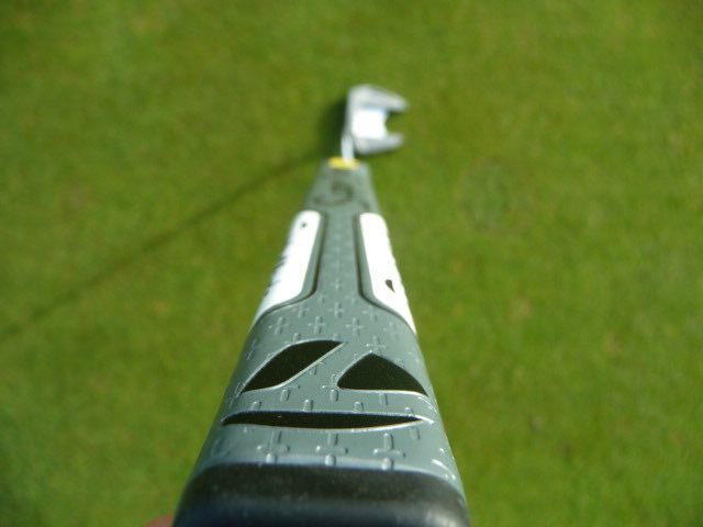 Beim Pistol GTR 1.0 Griff liegen die Daumen auf einer breiten flachen Fläche